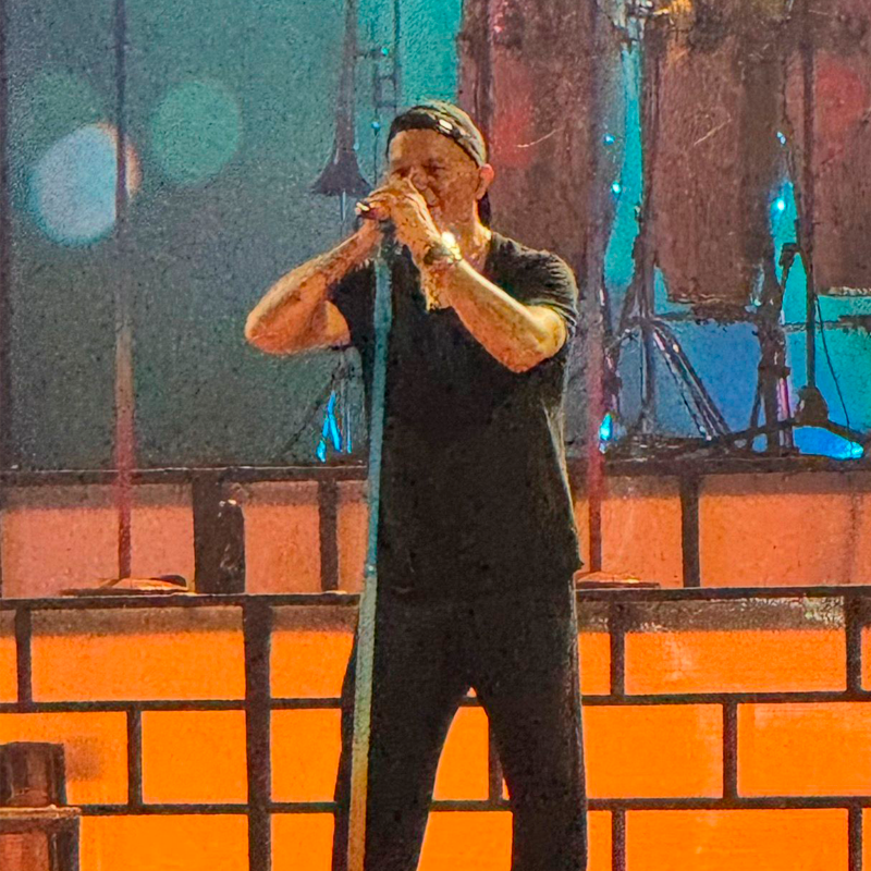 El cantante español Alejandro Sáenz , iluminó con su música el imponente escenario de Prudential Center de Newark , New Jersey .