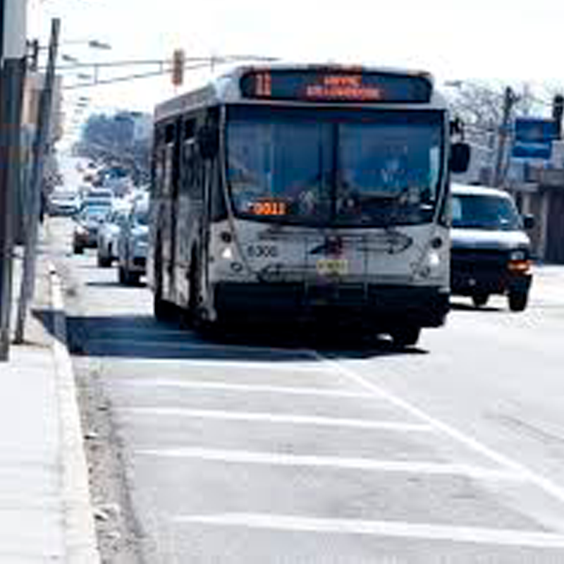 New Jersey , la Gobernadora Mikie Sherrill presentó el plan de acción para mejorar NJ TRANSIT y lanzó una nueva aplicación móvil. El nuevo plan establece mejoras inmediatas y medibles para los pasajeros en todo el sistema